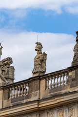 Skulptur auf der Staatsoper Berlin