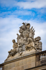 Skulptur auf der Staatsoper Berlin