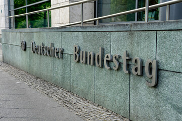 Foto einer Wand mit dem Schriftzug: Deutscher Bundestag