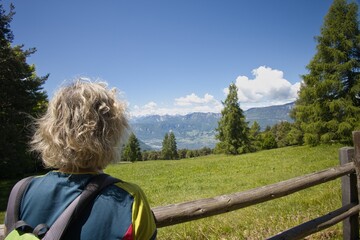 Donna che guarda il panorama in montagna sul prato