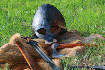 Wikinger Helm mit Schwert und Axt, Waffen, Krieger