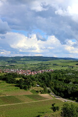 Grüne Frühlingslandschaft im Kaiserstuhl