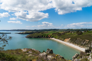 Plage en contrebas des majestueuses falaises, caressée par les eaux de la mer d'Iroise, par une...