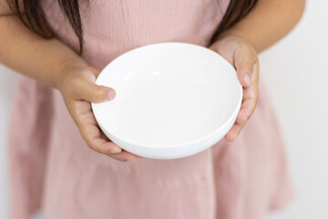 空っぽの皿を持つ女の子（顔無し、3歳、日本人）
