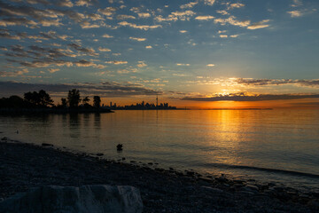 Naklejka premium Sunrise Over The City of Toronto - Sunset, Lake, Ocean, Cityscape, Skyscrapers - Humber Bay Park, Mimico, Etobicoke, Ontario, Canada