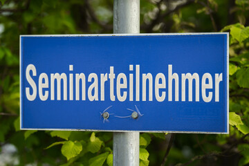 Blaues Schild mit der Aufschrift 