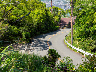 春の五月山ドライブウェイと街の風景