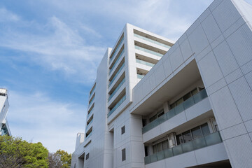 Obraz premium 広い建物の病院、青空に伸びる病棟、大学病院