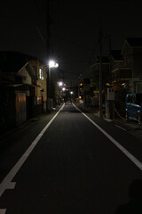 真夜中の住宅街、暗がりの路地、閑静な住宅街の夜道