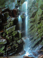宮崎県串間市の瀧山神社にある滝、岩が幾重にも重なていて、水の流れと相まって美しい