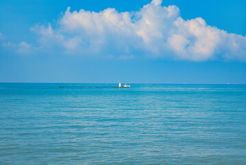 Obraz premium マラッカ海峡に立つ黄金のモスク・マレーシア Masjid Selat Melaka, Malaysia