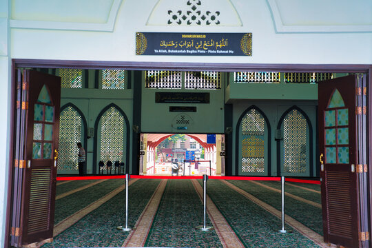 マラッカ海峡に立つ黄金のモスク・マレーシア　Masjid Selat Melaka, Malaysia