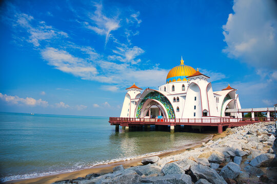 マラッカ海峡に立つ黄金のモスク・マレーシア　Masjid Selat Melaka, Malaysia