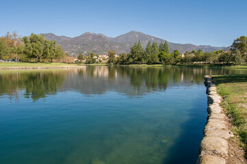 Obraz premium City of Rancho Santa Margarita, Orange County USA, view of the lake and mountains near the trees 