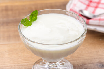 木のテーブルの上にヨーグルトムース