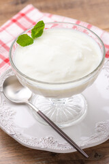 木のテーブルの上にヨーグルトムース