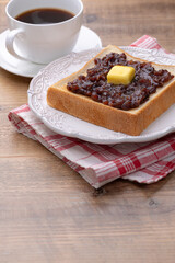 朝食のテーブルの上にあんバタートースト