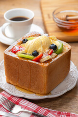 蜂蜜をたっぷりかけたバニラアイスとフルーツのハニートースト