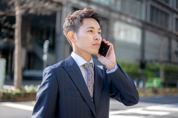 都会で通話するビジネスマン
