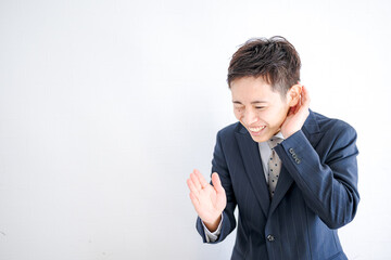 謝る若いビジネスマン