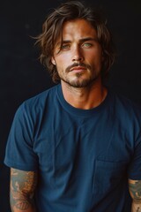 Obraz premium Photo of a man wearing a tshirt with space for the design