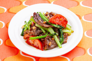 牛肉と小松菜、トマトのガーリック炒め