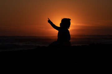 Niña al atardecer.