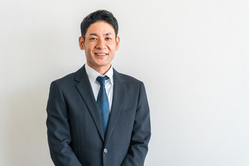 スーツ姿の中年アジア人ビジネスマン（経営者・管理職・役員・社長・上司）  © buritora