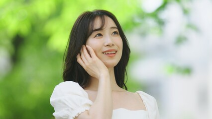 森林浴する若い女性