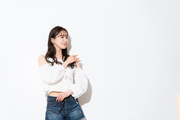 夏の日差しを浴びる健康的な女性