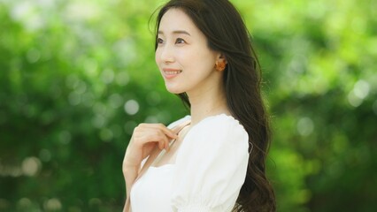 森林浴する若い女性