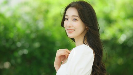森林浴する若い女性
