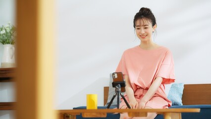 スマホで動画配信する女性配信者