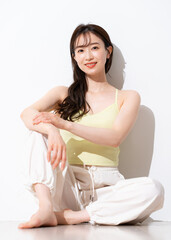 スポーツウェアの若い女性