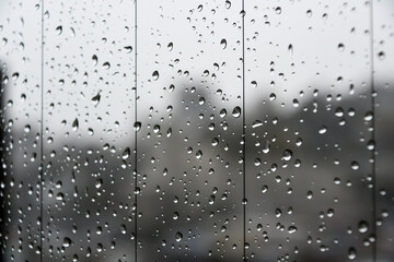 雨の日の窓についた水滴