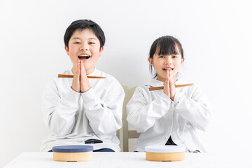 いただきます、する子ども
