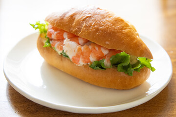 白い皿に乗せたヘルシーなエビとアボカドのサンド