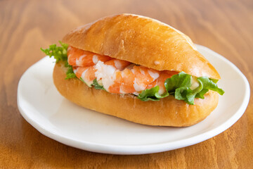 白い皿に乗せたヘルシーなエビとアボカドのサンド