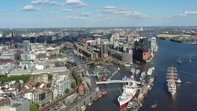 Drohnenflug, Drohnenaufnahme, Video, Hafencity, Speicherstadt, Elbe, Steinwerder, Landungsbr&uuml;cken, Museumsschiff, Rickmer Rickmers, Elbphilharmonie im Vordergrund, Cap San Diego, Hamburg, Deutschland