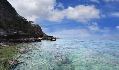 Fototapeta premium The coastline of Koh Larn island with rocks and views of the Gulf of Thailand, Popular tourist attractions at Chonburi Province in Thailand.