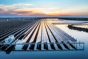 Obraz premium Solar power plant in the lake at sunset