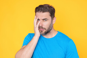 Obraz premium Handsome man standing over yellow background with hand on chin thinking about question. Pensive expression. Thoughtful face. Doubt concept. Thinking question, thoughtful about confusing idea.