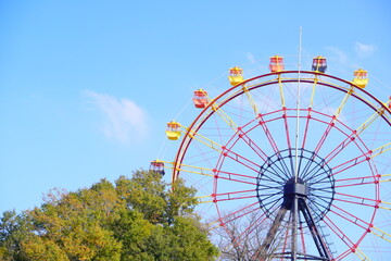 晴れた日の観覧車。千葉県のレジャースポット。
