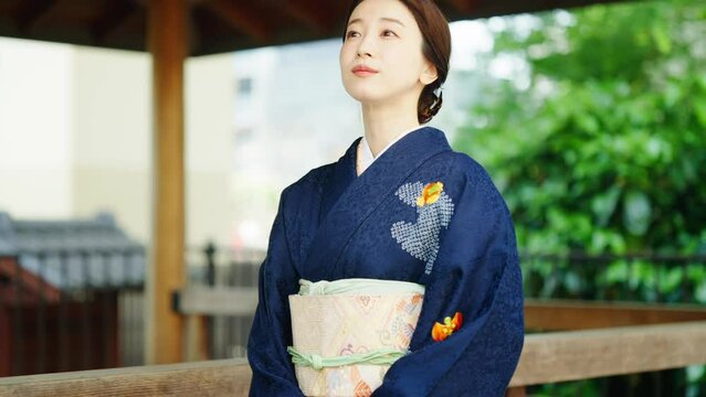 着物を着た30代女性