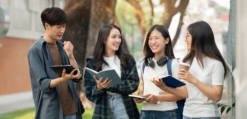 Obraz premium Group of students with books preparing for exams during holidays.