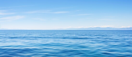 Obraz premium A serene ocean with a clear blue sky as a backdrop providing ample copy space for images