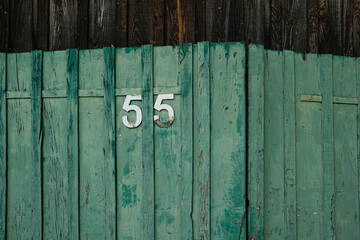porte d'une cabane en planches verte