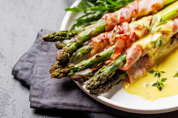 Grilled asparagus with bacon and egg sauce