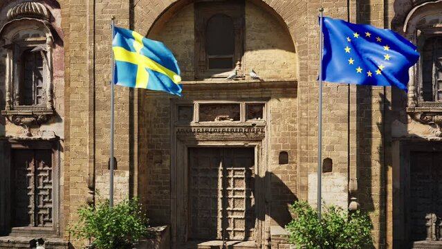 Parete storica con bandiera Svezia e bandiera Unione Europea al vento