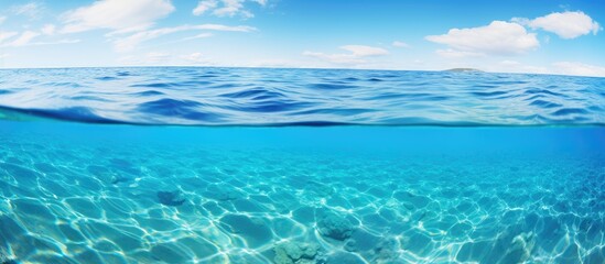 Obraz premium Vibrant azure ocean with a copy space image